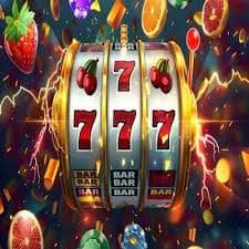 Pengguna membaca panduan FAQ mega111 di perangkat mobile